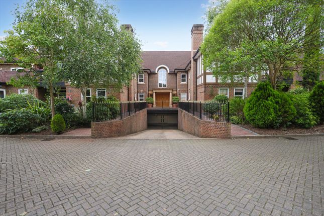 Thumbnail Flat for sale in Oatlands Drive, Weybridge, Surrey