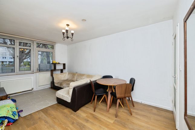 10 Dartle Court, Dickens Estate, London photo 3