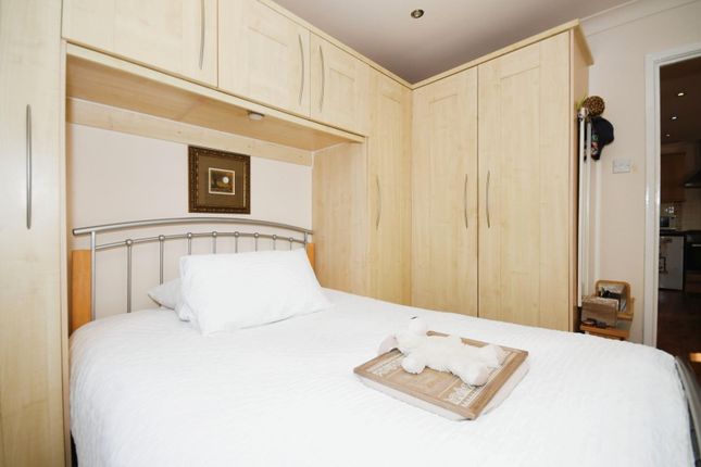 Flat 6 - Bedroom 02.Jpg
