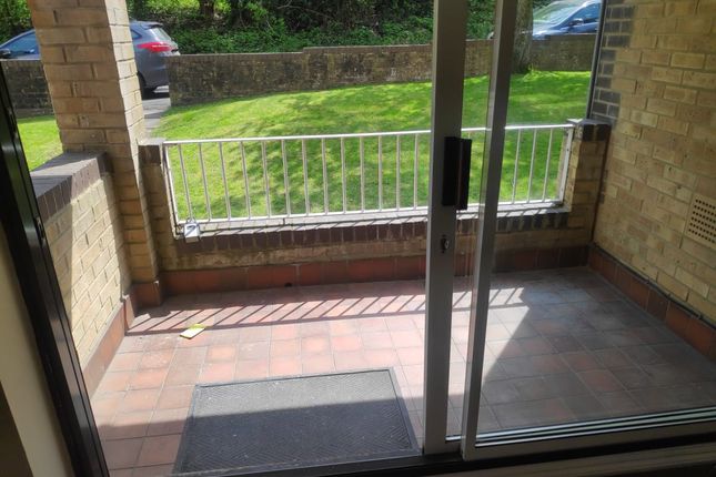 32 Waterslade, Elm Road, Redhill photo 3