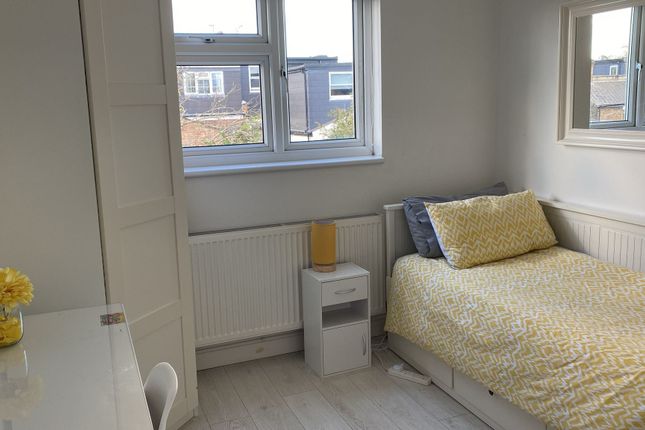 Terraced house to rent in Brooke Road, London
