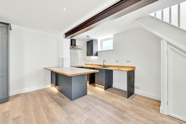Hamlet Court Road, Westcliff on Sea photo 2