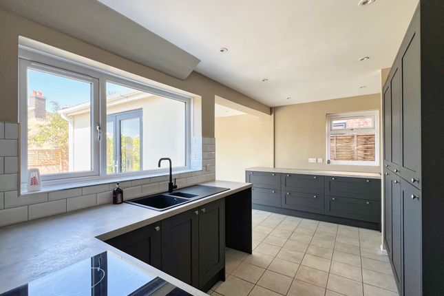14 Castle Meadows, Bridgend photo 3