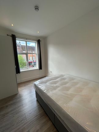 Room to rent in Oakdale Avenue, Northwood