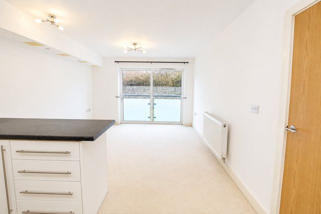 210, Canalside, Redhill photo 4