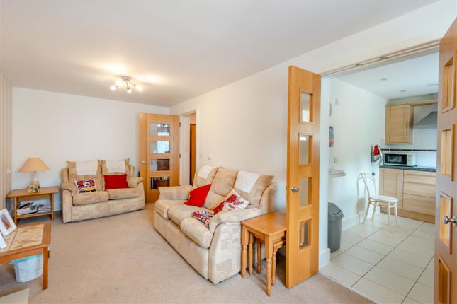 Flat for sale in Mandeville Court, Darkes Lane, Potters Bar, Hertfordshire