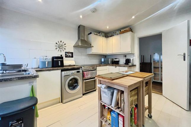 126, Frog Grove Lane, Guildford photo 4