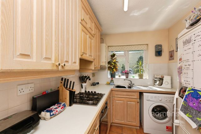 51, Barnett Lane, Lightwater photo 4