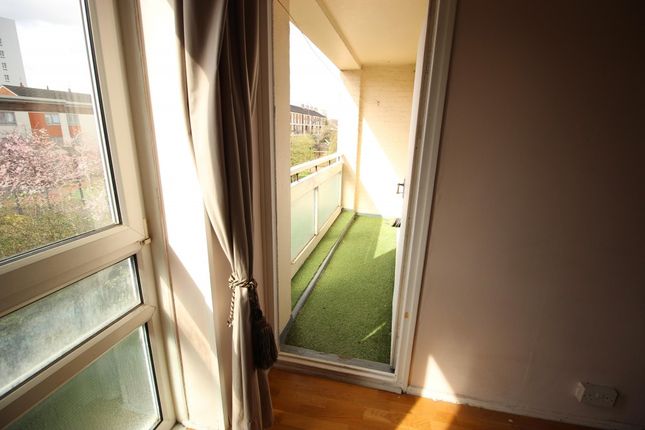 Flat to rent in Violet Road, London