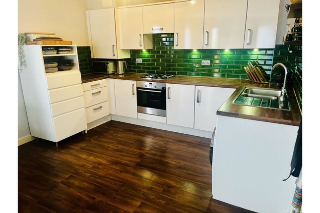 Flat 9/Peakes House, 1 Cairns Avenue, London photo 3