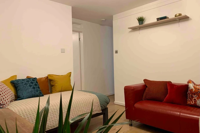 Flat to rent in Bolton Walk, Finsbury Park, London