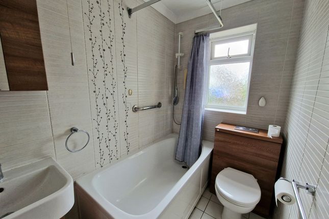 48 Deri Avenue, Bridgend photo 4