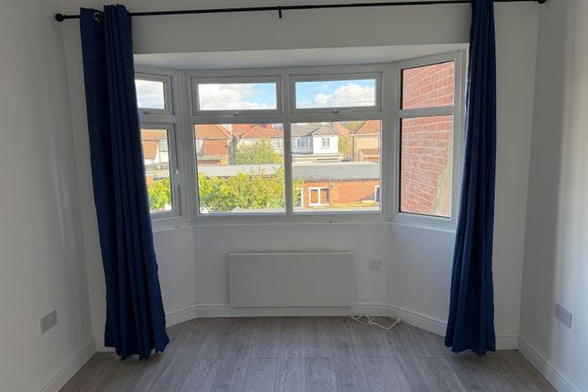 26 Oakwood Avenue, Southall photo 3