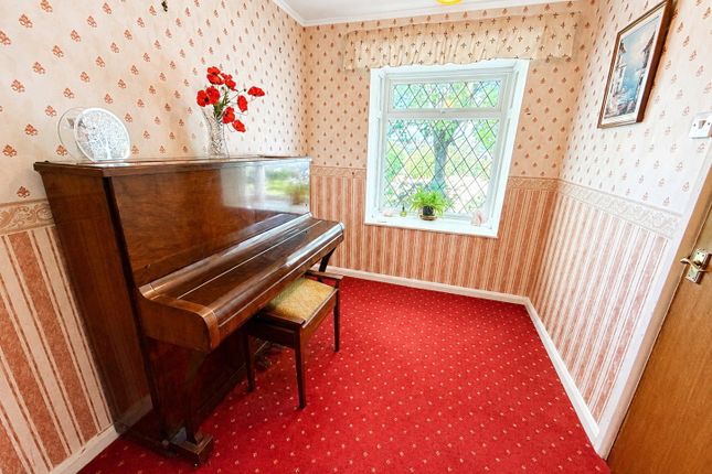 11, Barsham Drive, Brierley Hill photo 3
