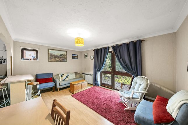 12, Robins Close, Uxbridge photo 3
