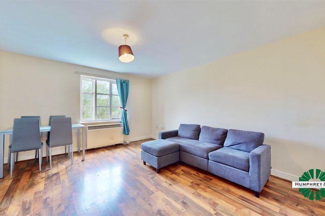 Flat to rent in Otter Close, London