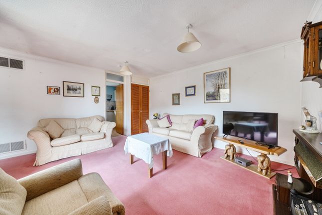 2, Egremont Drive, Reading photo 4