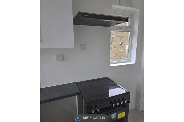 Flat, Chestnut Rise, London photo 5