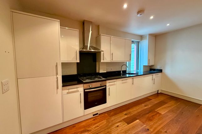 Flat 3, Turks Boatyard, Thames Side, Kingston upon Thames photo 2
