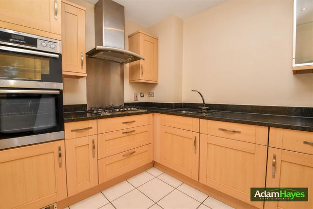 Flat for sale in Hendon Lane, Finchley Central