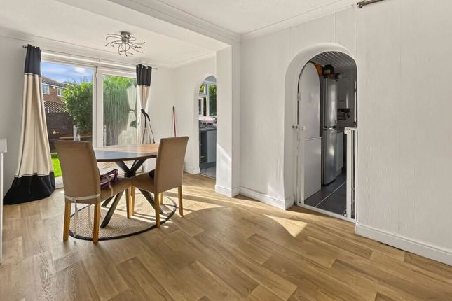 5, Moss Close, Manchester photo 4