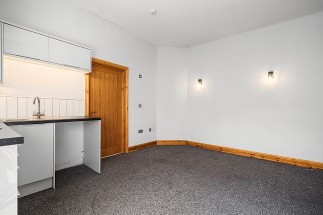 Flat 2 Martins Bank Chambers, 25, High Street, Banbury photo 4