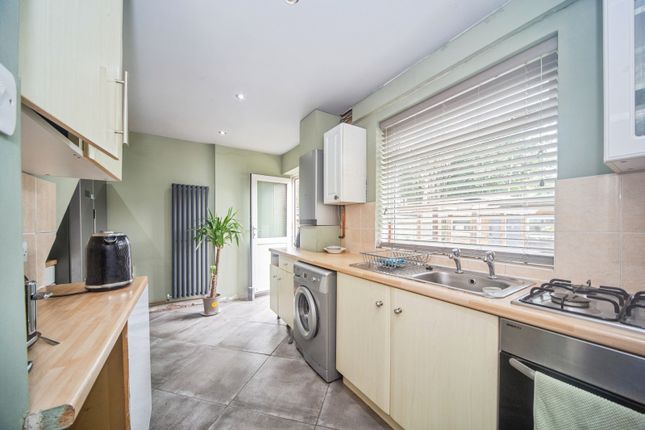 8, Hollyoak Road, Hampshire photo 4