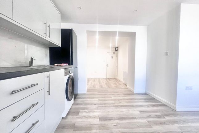 Flat 3, 208, Hanworth Road, Hounslow photo 2