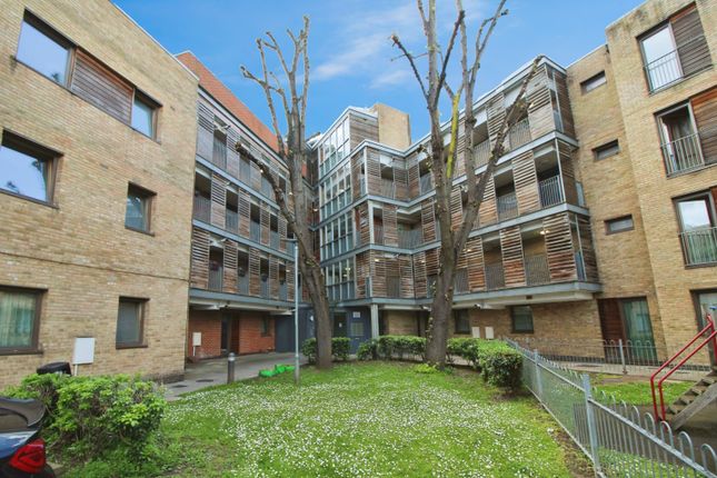 Flat to rent in Oberon Court, Forest Gate