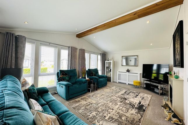 5, Orange Oak, Selby photo 3