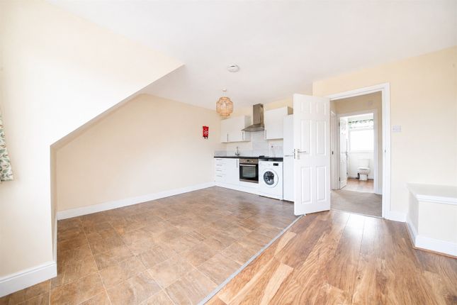 6 London Road, Blackwater, Camberley photo 3