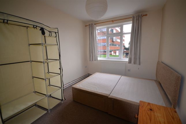 Flat to rent in Washway Road, Sale