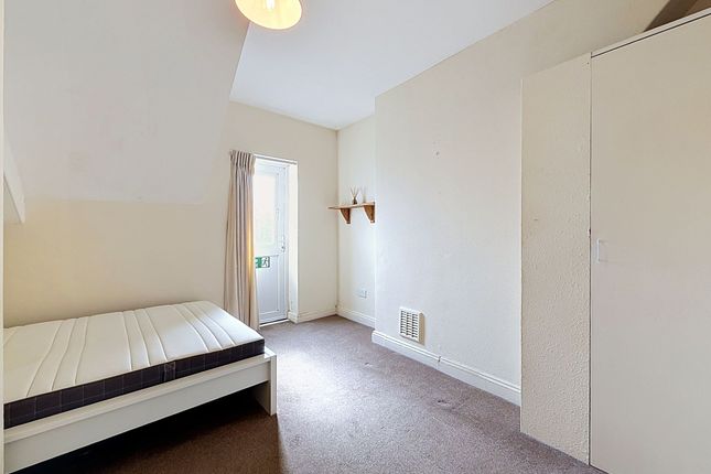 Flat 3 89 Romilly Road, Canton, Cardiff photo 4