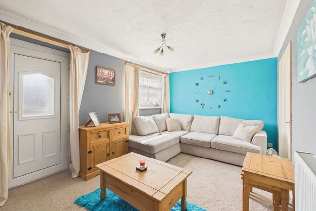 13, Petersfield Close, Hull photo 2