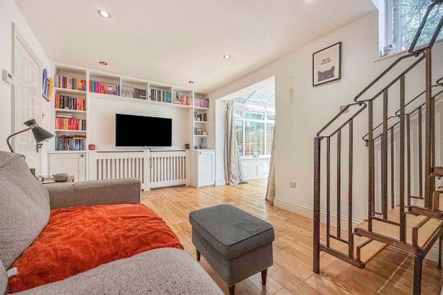 29 Morley Close, Yateley, Hampshire photo 3