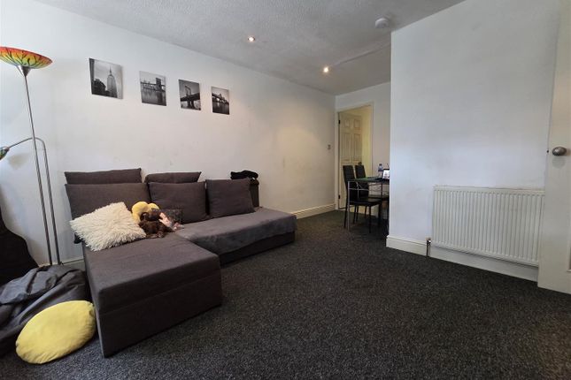 8, Mandeville Road, Enfield photo 2