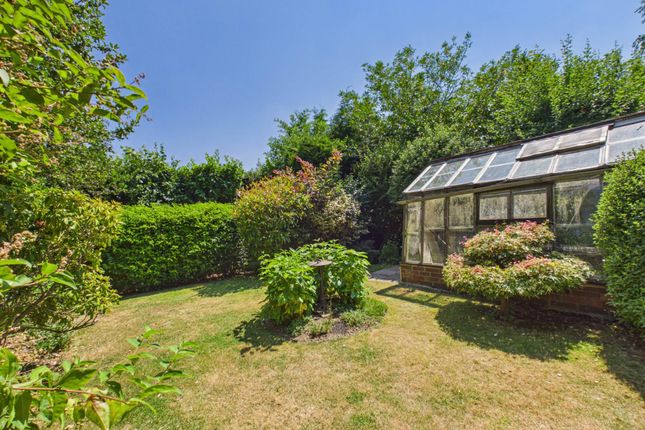 40, Hill Mead, Horsham photo 2