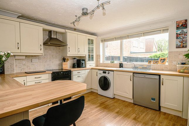3, Conifer Close, Great Yarmouth photo 4