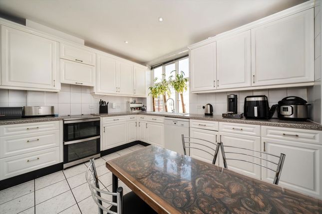 Flat 102, Haven Green Court, Haven Green, London photo 3