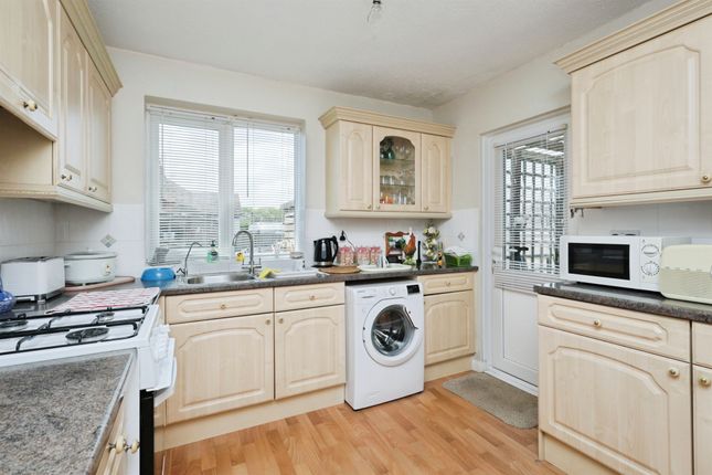 1, Levett Close, Polegate photo 4