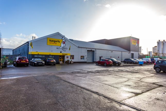 Warehouse to let in Craven Road, Altrincham