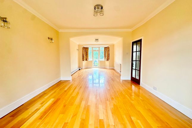 117 Walmington Fold, London photo 2