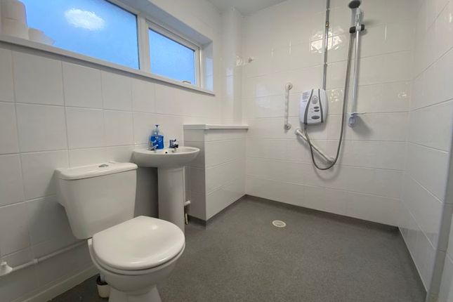 31, Graham Court, Caerphilly photo 5