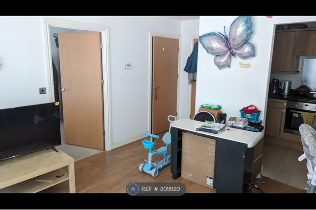 Flat, Crawford Court Charcot Road, London photo 3