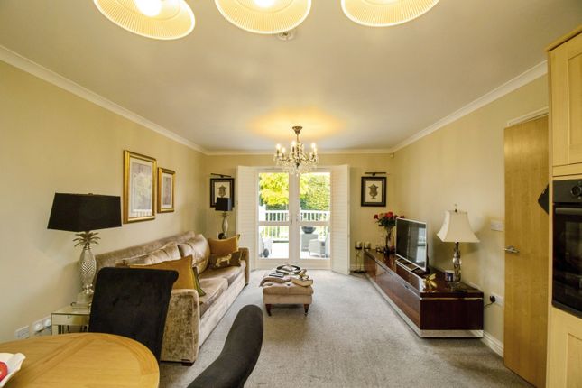 Flat 10/Hamilton Court, 120 Long Road, Canvey Island photo 2