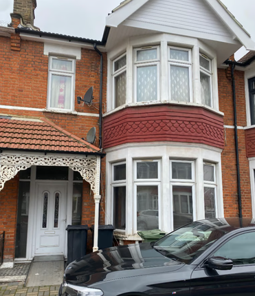 Flat to rent in Lynford Gardens, Ilford