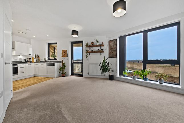 84, Hobson Avenue photo 3