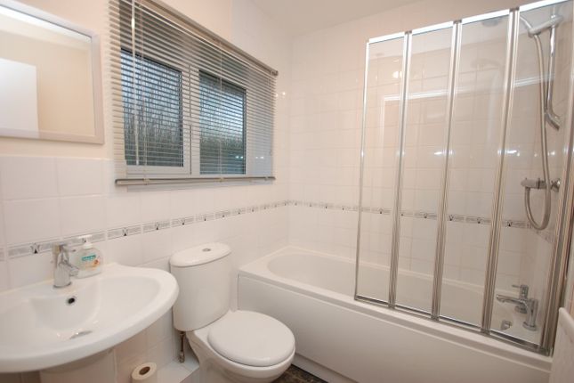 17, Broad Ha'penny, FARNHAM photo 3