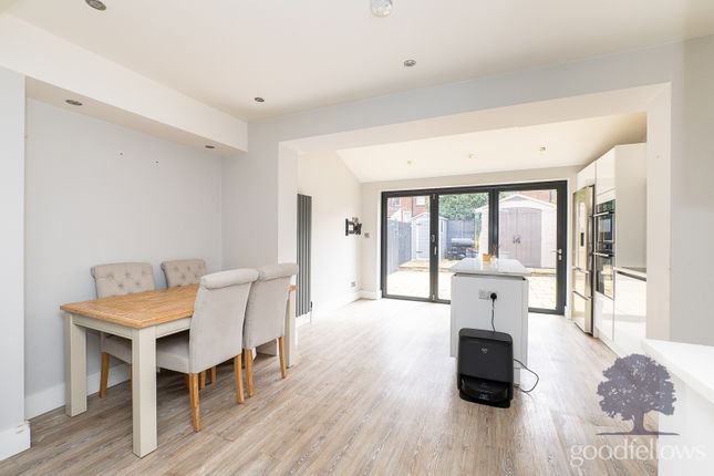 27, Dore Gardens, Morden photo 5