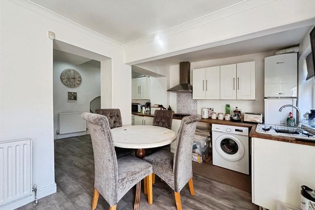 43, Larch Drive, Bradford photo 5